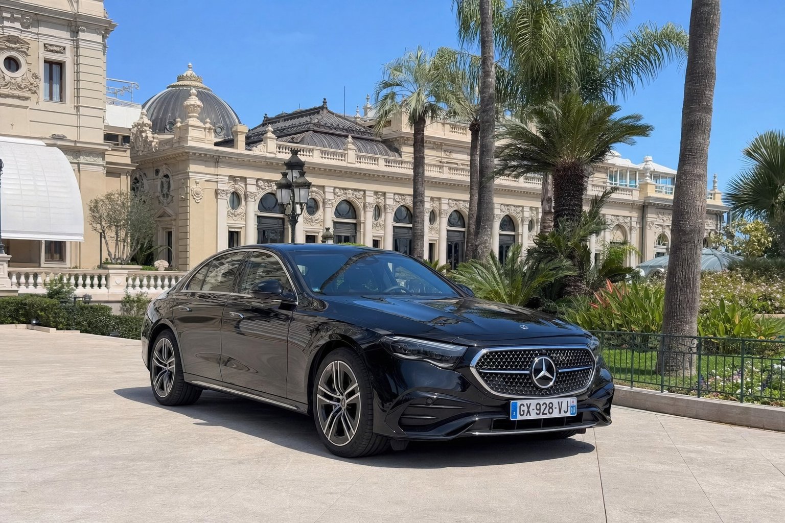 Mercedes Classe E noire avec chauffeur garée devant le Casino de Monte-Carlo — voiture avec chauffeur à Monaco