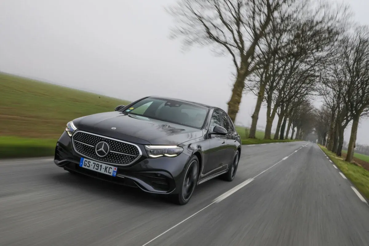 Mercedes Classe E sur route — VTC longue distance depuis la Côte d’Azur