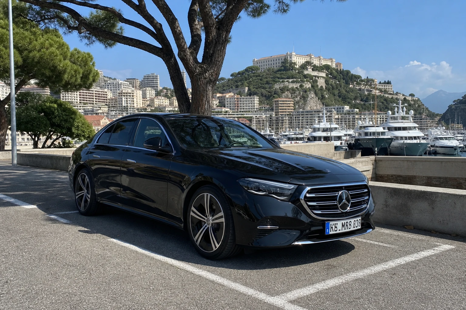 Mercedes Classe E noire garée près de Port Hercule à Monaco, superyachts en arrière-plan, chauffeur privé BSM