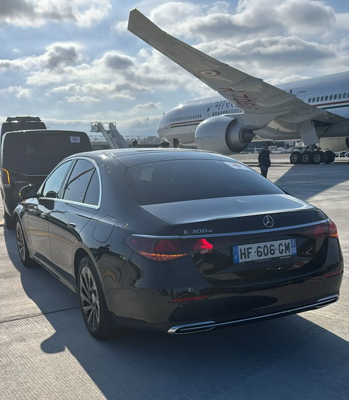 Mercedes Classe E (vue arrière) sur le tarmac, transfert aéroport Côte d’Azur