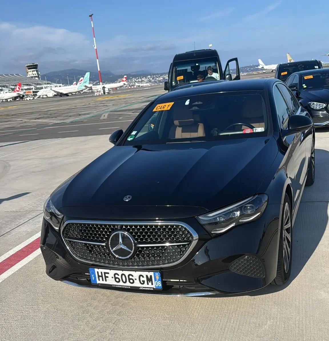 Mercedes Classe E noire sur le tarmac — chauffeur VIP et protocole sur la Côte d’Azur