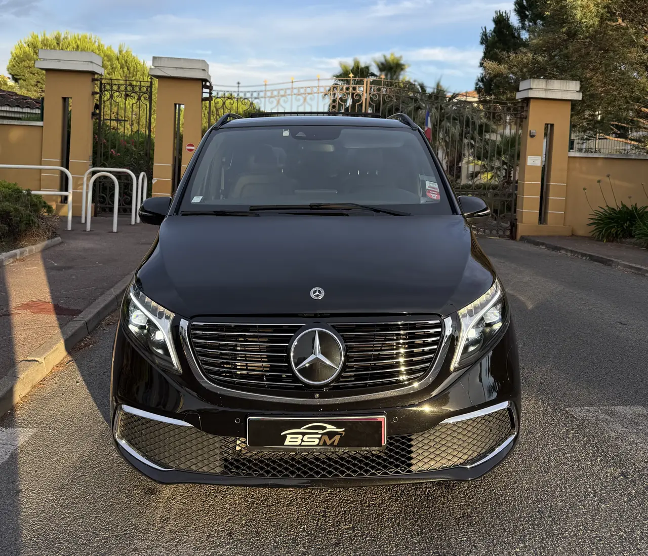 Mercedes Classe V noire (vue avant) avec chauffeur privé BSM sur la Côte d’Azur