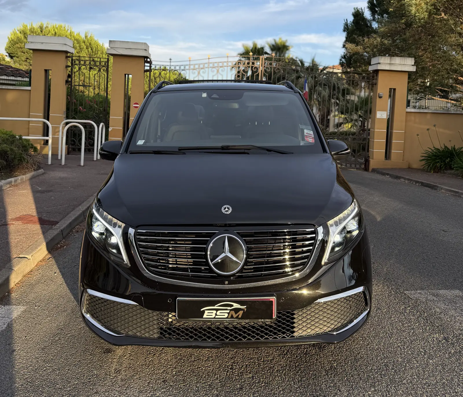 Mercedes Classe V noire à disposition avec chauffeur privé sur la Côte d’Azur