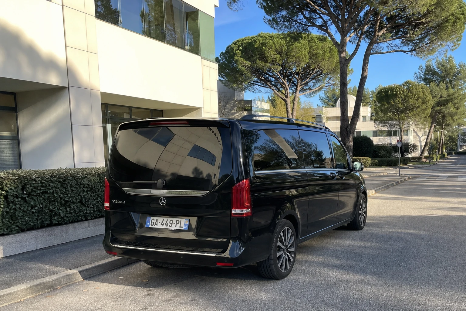 Van Mercedes Classe V noir en navette dans le parc d'activités de Sophia-Antipolis