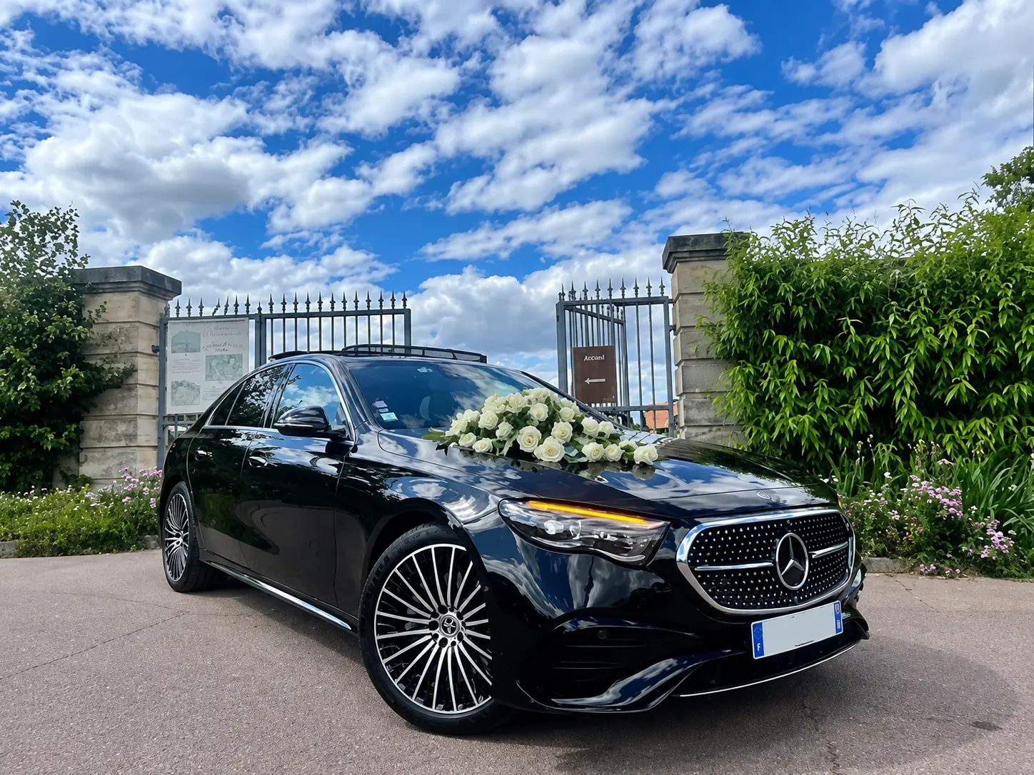 Mercedes décorée de fleurs pour un mariage avec chauffeur sur la Côte d’Azur