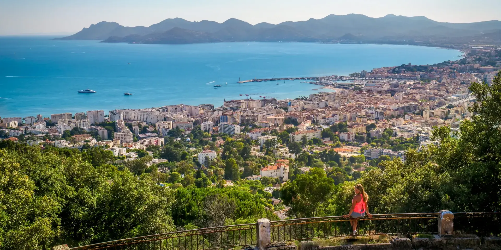 Vue panoramique sur la baie de Cannes et la Côte d’Azur, mer Méditerranée et collines de l’Estérel
