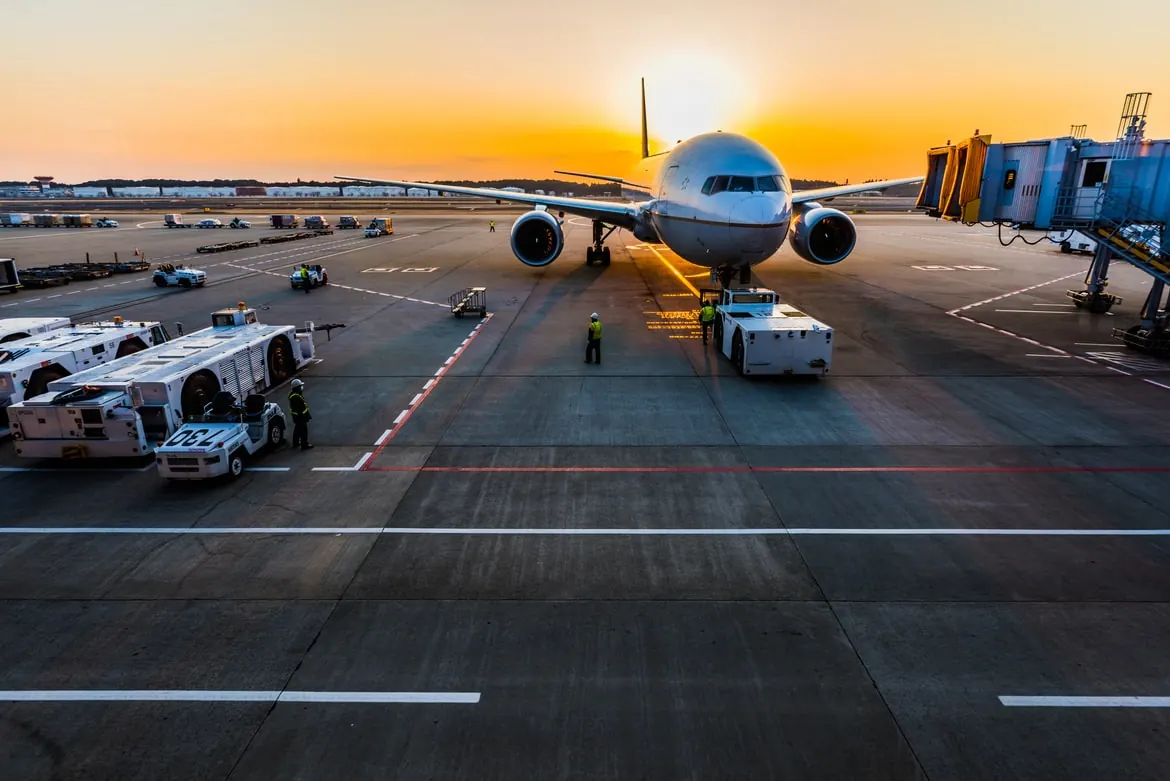 Transfert aéroport en VTC sur la Côte d’Azur — avion sur le tarmac